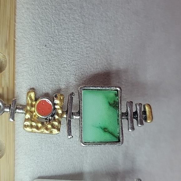 Assymetrical Graphic green earrings - Picture 3 of 5